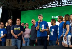 Medeiros diz a Flávio que Deus honrará a família Bolsonaro apesar das provações