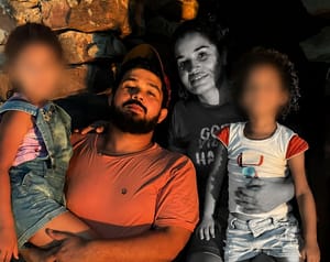 Filhas de mulher assassinada são entregues à avó materna; suspeito continua foragido