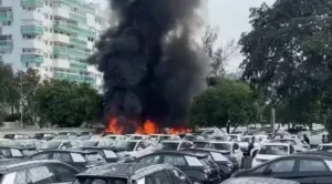 Helicópteros despencam após choque no ar e causam incêndio em pátio de concessionária no RJ