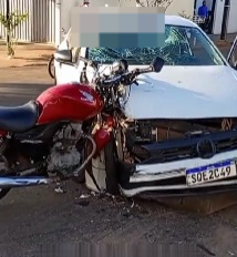 Motociclista é arremessado após forte colisão com carro em bairro de Rondonópolis