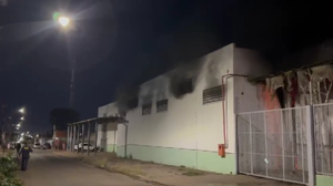 Guarda Municipal age rápido, isola área e apoia Bombeiros durante incêndio em barracão