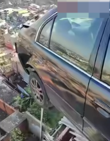 “Minha mãe vai me matar”: jovem se desespera após carro bater em garagem e ficar pendurado em SP