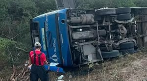 Ônibus com equipe de basquete capota e deixa sete atletas mortos no interior do Ceará