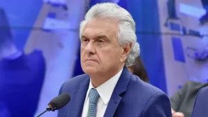 Caiado sobe o tom e diz que Flávio Bolsonaro desperdiçou protagonismo na corrida ao Planalto