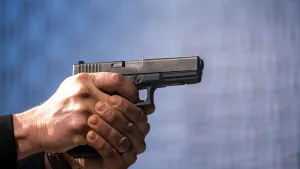 Homem foge de cativeiro após ser agredido e ferido por disparo de arma em MT