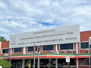 Sem PCCS e sem respostas, servidores da Saúde vão às ruas cobrar Flávia Moretti