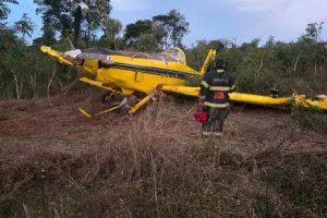 Avião agrícola cai em área de mata e piloto fica ferido em Tangará da Serra