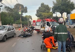 Motociclista é arremessado após bater na traseira de carro na Avenida Beira Rio