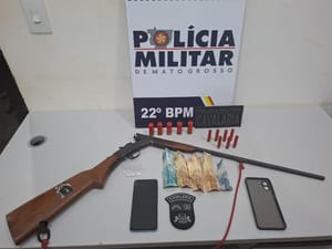 Homem é preso por policiais militares com porção de cocaína e espingarda irregular