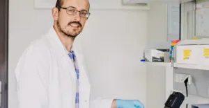 Brasileiro conquista um dos principais prêmios da Alemanha por pesquisa sobre câncer