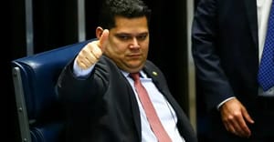Alcolumbre prorroga MP dos combustíveis e contraria plano de Lula