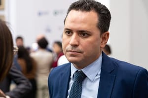 Emenda de Diego Guimarães vai bancar bonés, medalhas, sacochilas, sucos e camisetas
