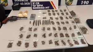 Suspeitos são presos com maconha, cocaína, arma, 43 munições e duas motocicletas