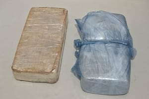 Homem  é preso com dois tabletes de pasta base de cocaína dentro de um balde