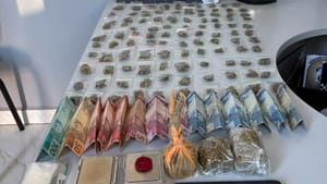 Mulher é presa pela Rotam com mais de 100 porções maconha, dinheiro e balança de precisão