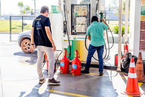 "Carro fantasma" passa por postos de combustíveis e avalia possíveis fraudes nas bombas
