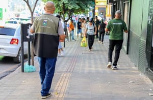 Ambulantes voltam a ocupar calçadas no centro de Cuiabá e Prefeitura ameaça apreensões