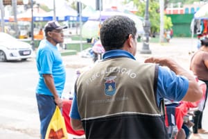 Secretaria orienta ambulantes do centro e interdita trailers abandonados nesta quinta-feira