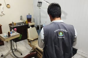 Falso cirurgião-dentista é flagrado atuando em espaço de loja de calçados em Colniza
