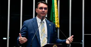 Flávio Bolsonaro pede suspensão de tarifa dos EUA e critica governo Lula