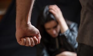 Homem coloca companheira grávida para fora de casa durante crise de dores