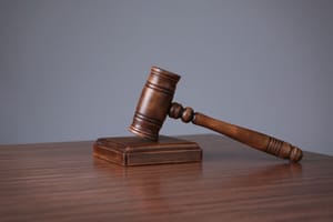 Homem é condenado a 46 anos de prisão por tentativa de feminicídio contra a ex-companheira