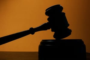 Casal é condenado por homicídio ocorrido em 2020; vítima foi baleada após emboscada