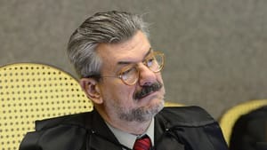 PF investiga autores de mensagens que defendem ministro acusado de assédio