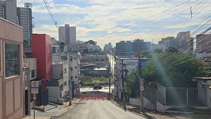 Obras na rede de esgoto mantêm Rua Comandante Costa interditada até domingo (26)