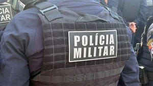 Adolescente de 17 anos sufoca a própria filha de 6 meses com um travesseiro e acaba apreendida pela PM