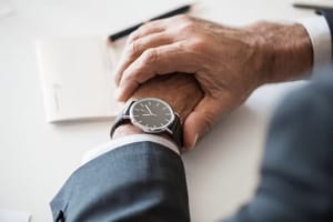 Justa causa por trabalhar 4 minutos a mais: quando fazer hora extra pode virar motivo de demissão?