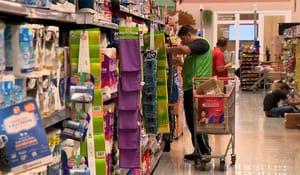 Regra sobre trabalho em feriados no comércio é oficializada; veja o que muda