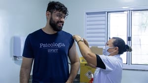 Jovens de 15 a 19 anos podem se vacinar contra o HPV em 72 unidades de saúde de Cuiabá