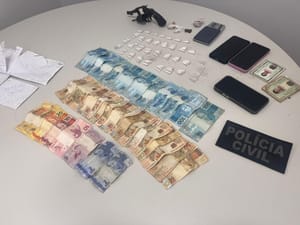 Apontada como gerente de facção é presa com drogas, arma e material do tráfico em MT
