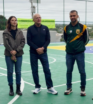Ao lado de Pivetta, Michelly vistoria obra do futuro complexo esportivo do Dom Aquino