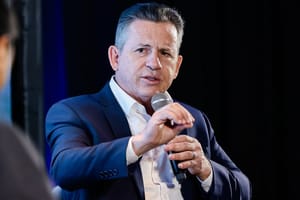 Mauro prometeu resolver impasse, não entrega obra e culpa Emanuel por atraso; veja o vídeo