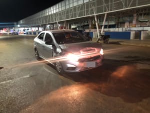 Motorista bate em viatura da PM parada no semáforo e passa mal após impacto em Cáceres