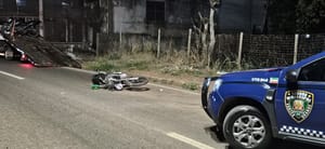Motociclista morre após perder o controle da moto e bater contra poste na Avenida Ulisses Pompeu