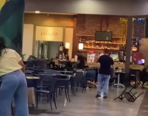 Briga em restaurante de shopping em Rondonópolis termina com cadeiras voando; veja o vídeo