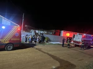 Caminhão invade residência e deixa mulher presa sob escombros em MT
