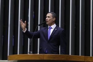Coronel Assis critica ação do PT contra vídeo de IA e ironiza: “Querem prender até Bolsonaro digital”