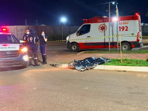 Passageira salta de moto após susto com carreta e morre atropelada em Cuiabá; veja vídeo