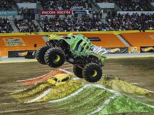 Hot Wheels Monster Trucks traz caminhões gigantes, saltos radicais e robô de 9 metros à Arena Pantanal