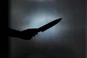 Marido encontra homem com esposa na cama e o esfaqueia pelas costas