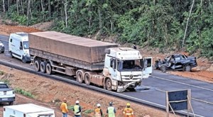 Batida de frente com carreta mata duas pessoas e bloqueia BR-163 em Sorriso