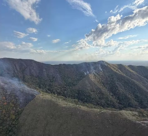 Incêndio de grandes proporções mobiliza bombeiros e aeronaves em Chapada dos Guimarães