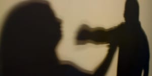Homem agride companheira com socos, chutes e tentativa de estrangulamento