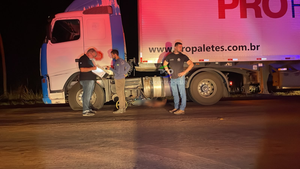 Ciclista morre atropelado por caminhão na BR-174 e fica preso sob o veículo