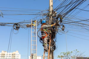 Cuiabá faz “faxina” e retira até 800 kg de fios irregulares de avenida movimentada