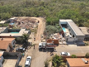 Oito construções são demolidas em área de nascentes e risco de alagamento em Cuiabá
